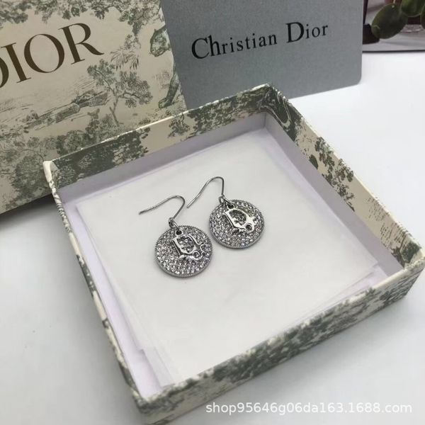 special offer 2021 luxury designer jewelry 21 new zircon full drill super flash simple s chaowang red same s925 silver needle ear nail hook
special offer 2021 luxury designer jewelry 21 new zircon full drill super flash simple s chaowang red same s925 silver needle ear nail hook