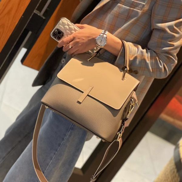 design hand bag 2021 summer new women's large capacity fashion foreign style head layer leather messenger bag, Red;black
design hand bag 2021 summer new women's large capacity fashion foreign style head layer leather messenger bag, Red;black