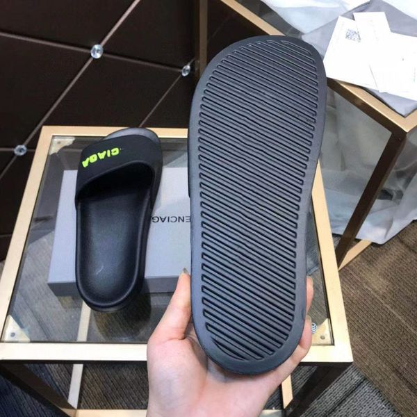 men women slipper sandals designer shoes luxury slide summer fashion wide flat slippery thick flip flops, Black
men women slipper sandals designer shoes luxury slide summer fashion wide flat slippery thick flip flops, Black