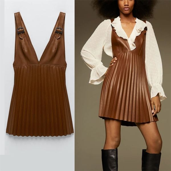 pu leather pleated pinafore dress women v neck adjustable wide straps vintage short dresses chic leatherette vestido 210524, Black;gray
pu leather pleated pinafore dress women v neck adjustable wide straps vintage short dresses chic leatherette vestido 210524, Black;gray