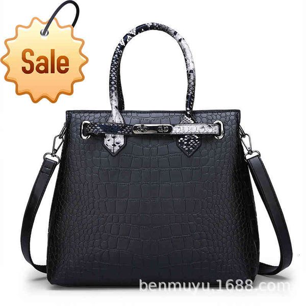 2021 new women's bag solid color fashion crocodile small lock princess bag style hand shoulder bag
2021 new women's bag solid color fashion crocodile small lock princess bag style hand shoulder bag