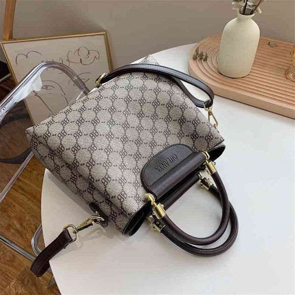 2022 factory wholesale handbag capacity portable women's summer single shoulder texture tote
2022 factory wholesale handbag capacity portable women's summer single shoulder texture tote
