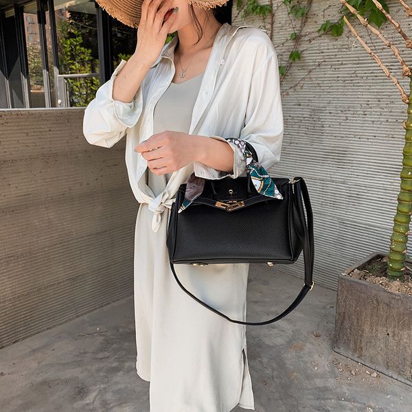 ins super fire women's new in summer 2019 single shoulder hand fashion versatile messenger bag
ins super fire women's new in summer 2019 single shoulder hand fashion versatile messenger bag