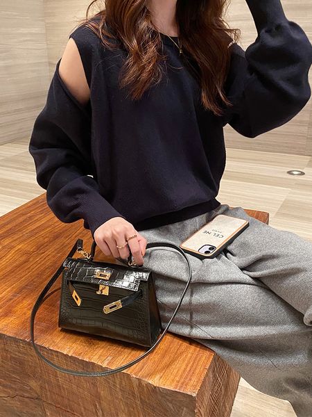 handbag womens cross-body bag shoulder bag famous solid color genuine leather high-grade crocodile pattern cowhide custom all-match black
handbag womens cross-body bag shoulder bag famous solid color genuine leather high-grade crocodile pattern cowhide custom all-match black