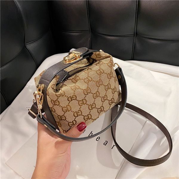 student old flower medieval small lunch box bag mini portable messenger lock dog walking vintage outlet purse
student old flower medieval small lunch box bag mini portable messenger lock dog walking vintage outlet purse