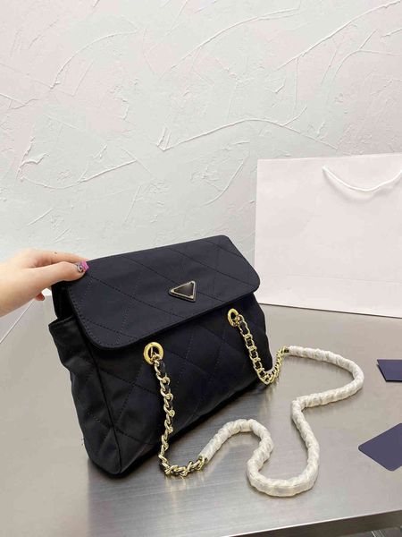 2021 high version nylon flip chain shoulder bag linggepi triangle label men's and women's handsome luxuryss designerss yw
2021 high version nylon flip chain shoulder bag linggepi triangle label men's and women's handsome luxuryss designerss yw
