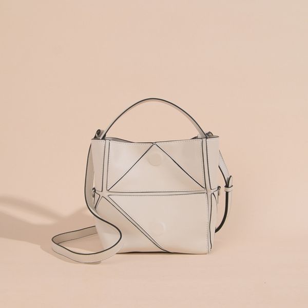 2021 leather geometric stitching women's bag fashion trend msenger shoulder bag portable mini tote small square
2021 leather geometric stitching women's bag fashion trend msenger shoulder bag portable mini tote small square