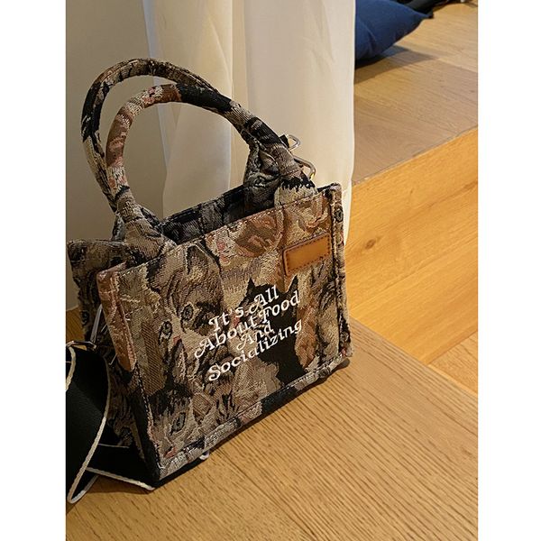 handbag fashion printed canvas bag women's 2021 portable small square versatile ins messenger, Black;red
handbag fashion printed canvas bag women's 2021 portable small square versatile ins messenger, Black;red
