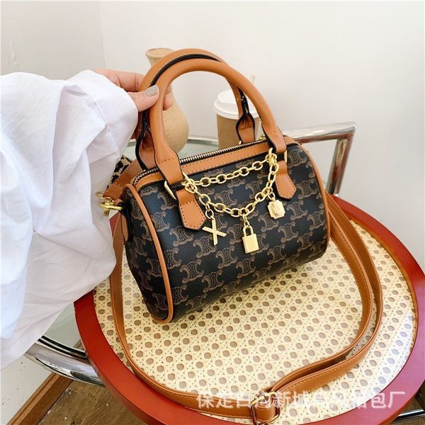 designer handbags arc messenger women's 2021 autumn high capacity boston one shoulder portable pillow bag
designer handbags arc messenger women's 2021 autumn high capacity boston one shoulder portable pillow bag