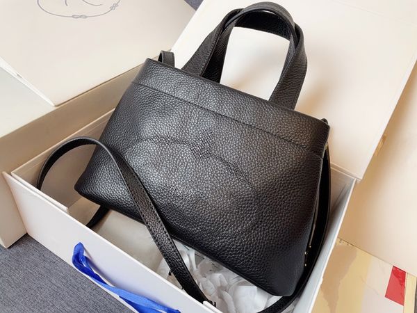 tote bag single shoulde, slanted across italian cowhide leather double lift elegant stylish super versatile world famous size: 21 * 13 * 25
tote bag single shoulde, slanted across italian cowhide leather double lift elegant stylish super versatile world famous size: 21 * 13 * 25