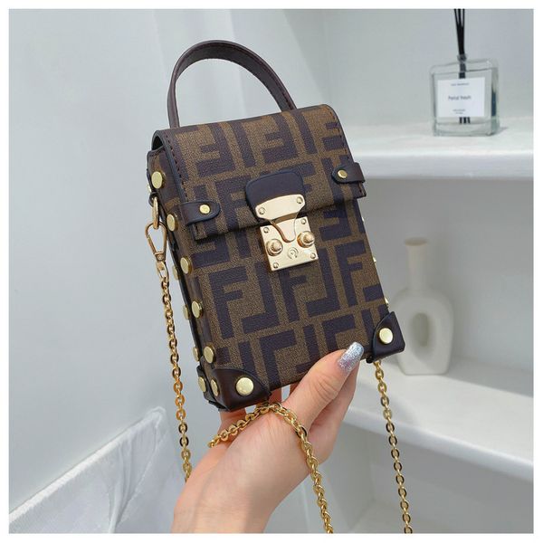 net red small box 2021 spring new personalized lock single shoulder slant span women's bag 
net red small box 2021 spring new personalized lock single shoulder slant span women's bag