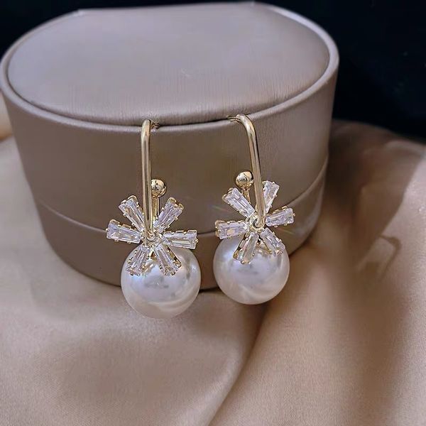 new s925 silver needle hanchao flower pearl earrings net red personalized snowflake zircon temperament baida, Golden;silver
new s925 silver needle hanchao flower pearl earrings net red personalized snowflake zircon temperament baida, Golden;silver