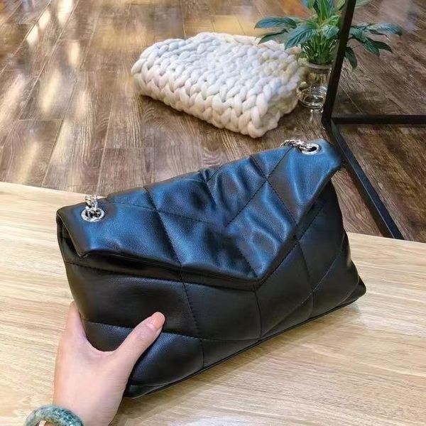 evening bags large rhombus chain envelope bag, versatile, simple and elegant, with soft leather, very comfortable to the touch.
evening bags large rhombus chain envelope bag, versatile, simple and elegant, with soft leather, very comfortable to the touch.