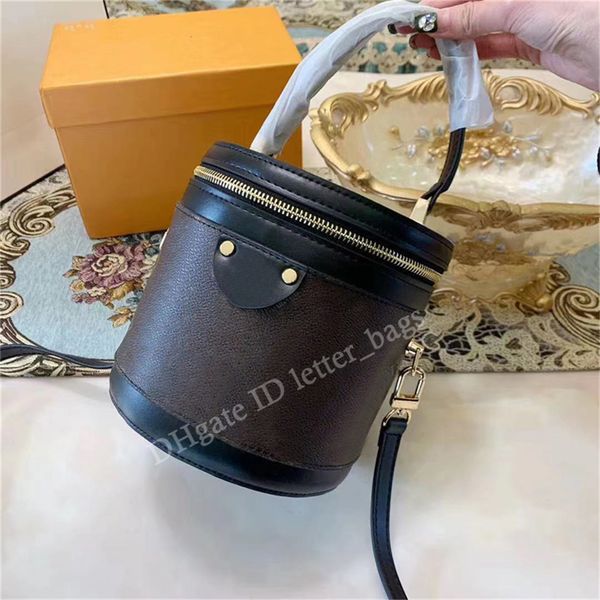 2021 luxury designer lady fashion handbags floral cowhide hardware zipper adjustable shoulder strap flap pocket barrel bags cross body handb
2021 luxury designer lady fashion handbags floral cowhide hardware zipper adjustable shoulder strap flap pocket barrel bags cross body handb