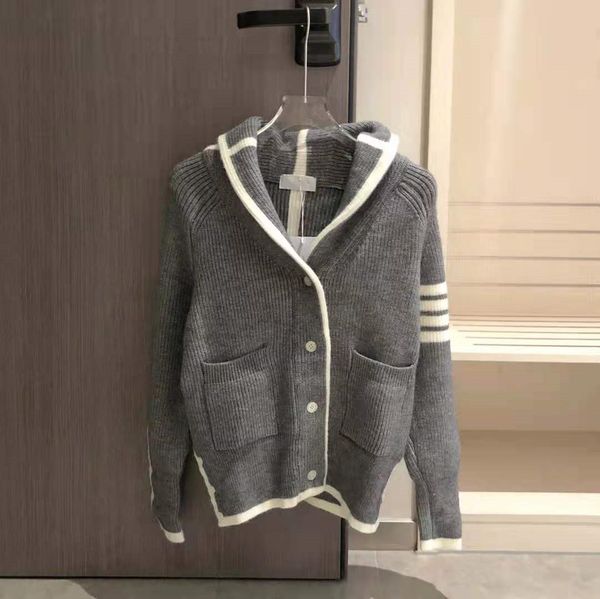 2021 autumn new fashion brand tb lapel three bar single breasted loose casual thin knitted coat, White;black
2021 autumn new fashion brand tb lapel three bar single breasted loose casual thin knitted coat, White;black