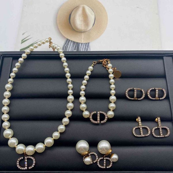 classic letter full diamond pearl bracelet necklace women's net red simple earrings set, Golden;silver
classic letter full diamond pearl bracelet necklace women's net red simple earrings set, Golden;silver
