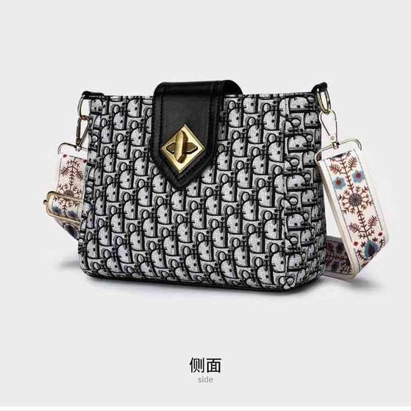 2022 factory wholesale big women new fashion korean version single shoulder bag versatile single shoulder messenger women's bucket bag
2022 factory wholesale big women new fashion korean version single shoulder bag versatile single shoulder messenger women's bucket bag