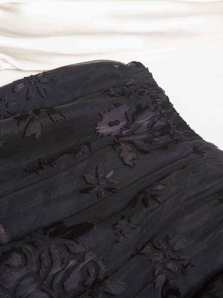 skirt heavy jacquard black silk cut-out female chinese elegant side split one-step long skirt
skirt heavy jacquard black silk cut-out female chinese elegant side split one-step long skirt