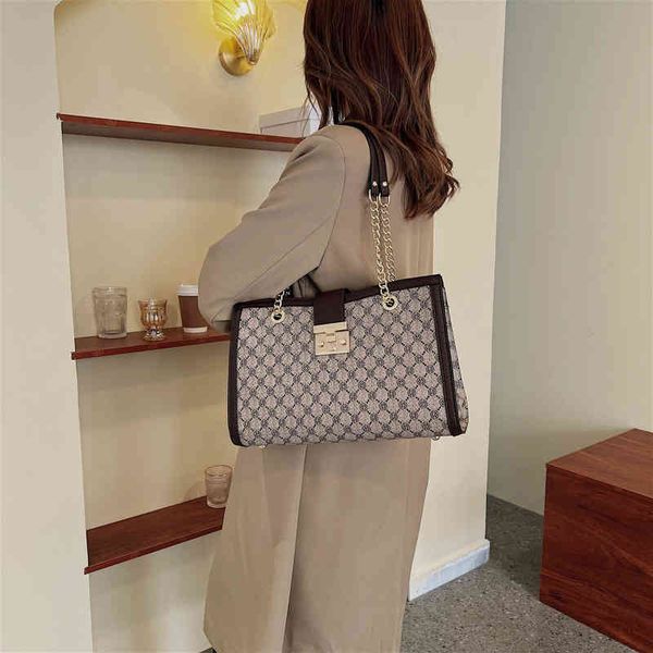 2022 factory wholesale winter printed women's fashion tote hand versatile casual one shoulder armpit bag
2022 factory wholesale winter printed women's fashion tote hand versatile casual one shoulder armpit bag