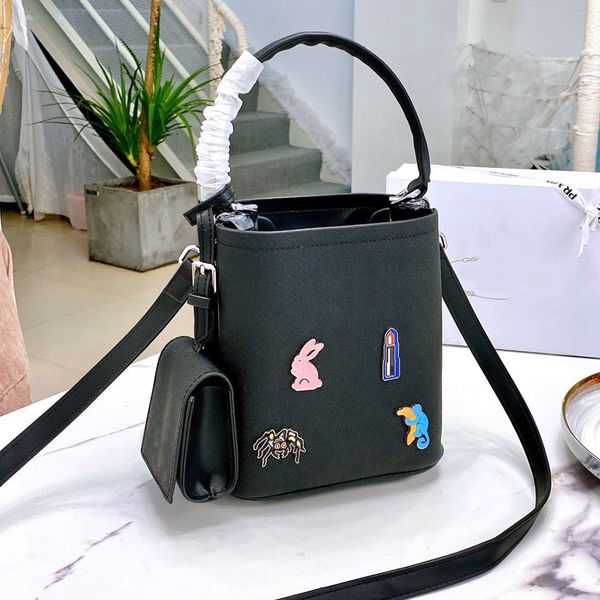 handbags purses bucket women bag palmar striae cowhide fashion badge removable shoulder strap wallet plain new style, Red;black
handbags purses bucket women bag palmar striae cowhide fashion badge removable shoulder strap wallet plain new style, Red;black