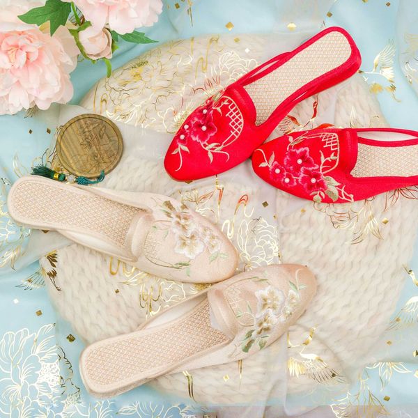 2021 summer embroidered shoes pointed satin slippers soft soled sandals cheongsam cloth lady, Black
2021 summer embroidered shoes pointed satin slippers soft soled sandals cheongsam cloth lady, Black