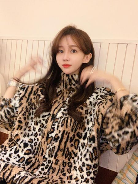 women's jackets south korea autumn and winter retro western style fur leopard print leisure loose jacket with thick cotton coat, Black;brown
women's jackets south korea autumn and winter retro western style fur leopard print leisure loose jacket with thick cotton coat, Black;brown