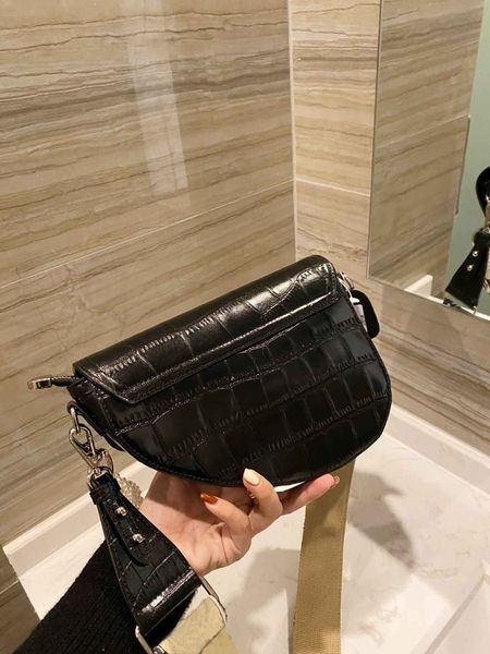 21aw women bag fashion saddle coss body vogue trend female bags grace designer black style designers zipper bags
21aw women bag fashion saddle coss body vogue trend female bags grace designer black style designers zipper bags