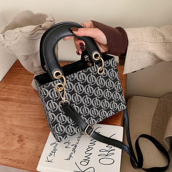 portable small female versatile diana new trend 2021 korean women's fashion printed single shoulder messenger bag
portable small female versatile diana new trend 2021 korean women's fashion printed single shoulder messenger bag