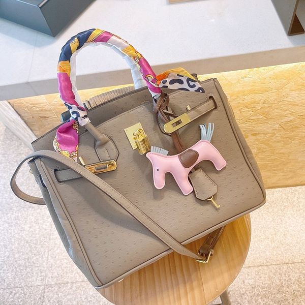 2021 fashion shopping satchel bag classic ostrich large capacity handbag women shoulder bags totes leather handbags purse 30cm
2021 fashion shopping satchel bag classic ostrich large capacity handbag women shoulder bags totes leather handbags purse 30cm