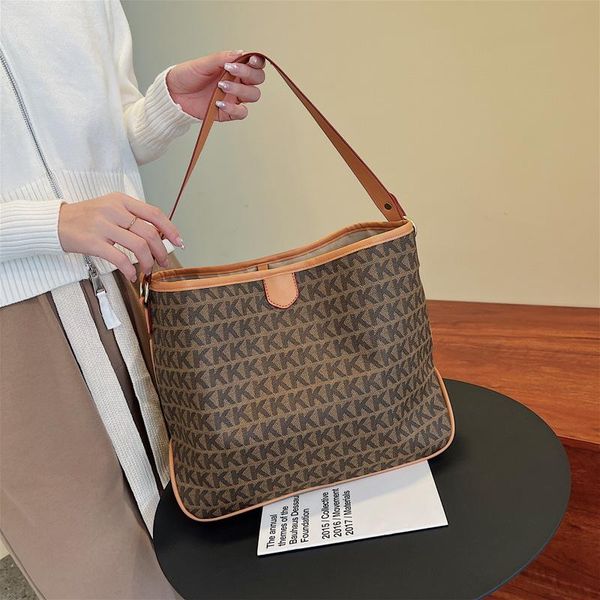 evening bags fashion all-match large-capacity handbags trendy shoulder bag personalized printing portable tote
evening bags fashion all-match large-capacity handbags trendy shoulder bag personalized printing portable tote