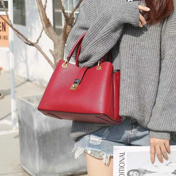 luxury handbags fashion women's portable msenger small 2021 leather tote trend versatile shoulder bag 8893
luxury handbags fashion women's portable msenger small 2021 leather tote trend versatile shoulder bag 8893