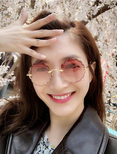 jiang shuying sunglasses flower frameless personality ladies gradient round frame tide, White;black
jiang shuying sunglasses flower frameless personality ladies gradient round frame tide, White;black