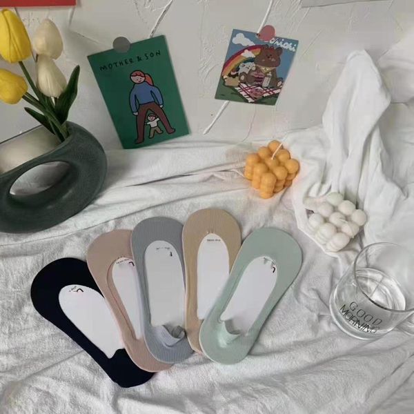 2021 ug vertical ice silk solid color transparent non slip shallow mouth invisible women's ship stockings socks, Black;white
2021 ug vertical ice silk solid color transparent non slip shallow mouth invisible women's ship stockings socks, Black;white