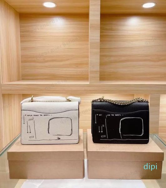 luxury designer ladies graffiti flap chain messenger bag organ case size 21*14cm
luxury designer ladies graffiti flap chain messenger bag organ case size 21*14cm