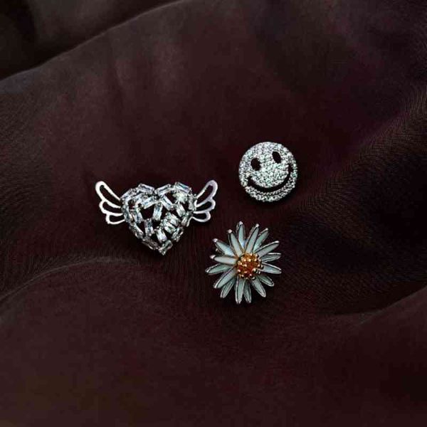 fixed clothing femalepetal smiling face heart shape high-grade brooch suit accessories, Gray
fixed clothing femalepetal smiling face heart shape high-grade brooch suit accessories, Gray