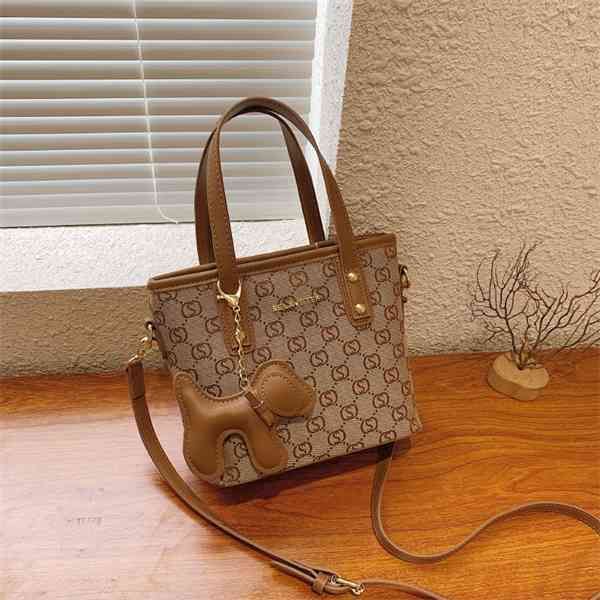 purse new printed messenger large capacity single shoulder bag signature simple portable women's tote bag
purse new printed messenger large capacity single shoulder bag signature simple portable women's tote bag