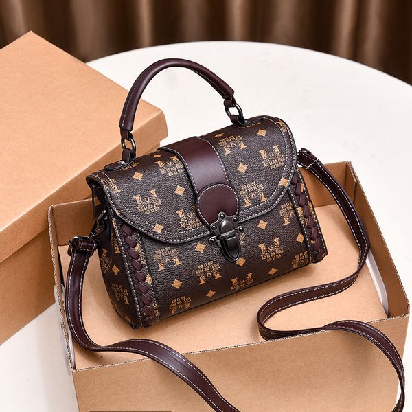 handbag spring and summer women's bag 2021 fashion high-capacity messenger texture single shoulder, Black;red
handbag spring and summer women's bag 2021 fashion high-capacity messenger texture single shoulder, Black;red