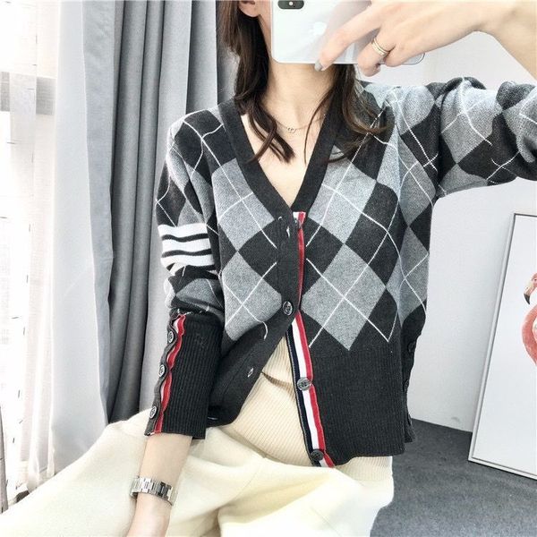 autumn and winter 21 new tb style diamond lattice line color matching v-neck slim sweater knitted cardigan coat, White;black
autumn and winter 21 new tb style diamond lattice line color matching v-neck slim sweater knitted cardigan coat, White;black