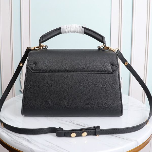 genuine leather women's handbag purse v lock flap bag adjustable belt shoulder bags twist one handle tote bag crossbody bags high quali
genuine leather women's handbag purse v lock flap bag adjustable belt shoulder bags twist one handle tote bag crossbody bags high quali