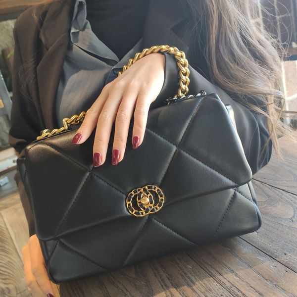 xiaoxiang 19 sheep skin mouth cover lingge female big soft leather cross link chain ouyang nana same bag
xiaoxiang 19 sheep skin mouth cover lingge female big soft leather cross link chain ouyang nana same bag