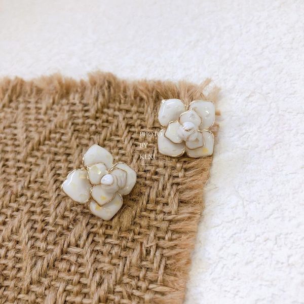 stud ladies accessories vintage white camellia temperament women's earrings yellow shell sequins fairy all-match fashio, Golden;silver
stud ladies accessories vintage white camellia temperament women's earrings yellow shell sequins fairy all-match fashio, Golden;silver