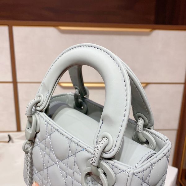 2020 new color matching handbag diana three leather frosted d family classic business commuting bag
2020 new color matching handbag diana three leather frosted d family classic business commuting bag