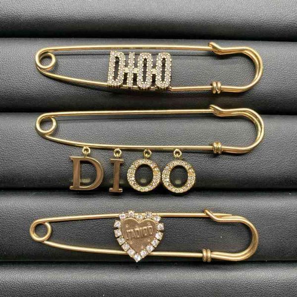 2022 latest factory wholesale home's new diamond inlaid love brooch is fashionable and versatile in the region, and the pin is made of, Gray
2022 latest factory wholesale home's new diamond inlaid love brooch is fashionable and versatile in the region, and the pin is made of, Gray