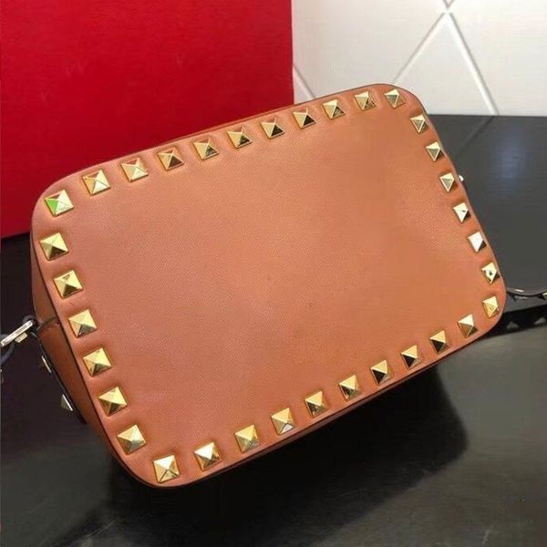 shoulder bags retro solid color rivets leather large-capacity bag ladies fashion all-match diagonal clutch
shoulder bags retro solid color rivets leather large-capacity bag ladies fashion all-match diagonal clutch