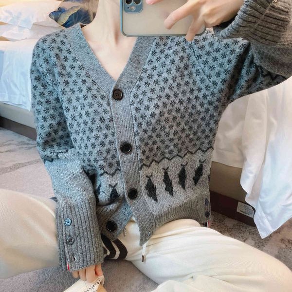 autumn and winter 2021 new knitting fashion v-neck long sleeve lazy style loose coat, White
autumn and winter 2021 new knitting fashion v-neck long sleeve lazy style loose coat, White