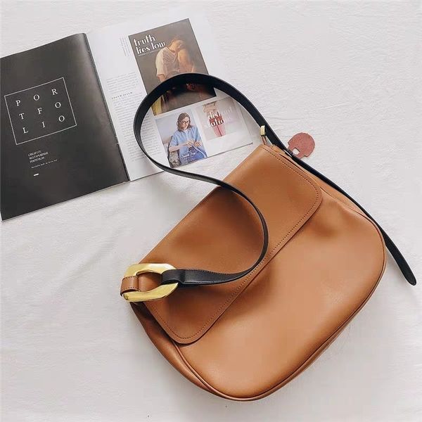 korean horseshoe buckle single shoulder messenger bag 2021 large capacity soft leather women's messenger bagoixc
korean horseshoe buckle single shoulder messenger bag 2021 large capacity soft leather women's messenger bagoixc