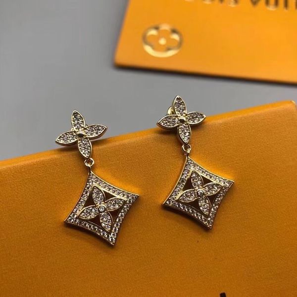 2021 new l earrings classic micro inlay super flash versatile letter rhinestone temperament small circle fashion female earrings, Golden;silver
2021 new l earrings classic micro inlay super flash versatile letter rhinestone temperament small circle fashion female earrings, Golden;silver