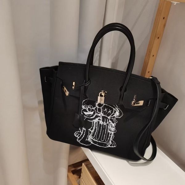 2021 new fashion brand spoof graffiti canvas women's large capacity armpit shoulder tote bag
2021 new fashion brand spoof graffiti canvas women's large capacity armpit shoulder tote bag