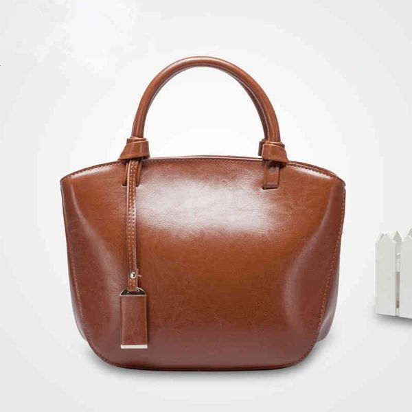 2021 leather women's bag fashion cowhide single shoulder messenger tote handbag, Black;red
2021 leather women's bag fashion cowhide single shoulder messenger tote handbag, Black;red