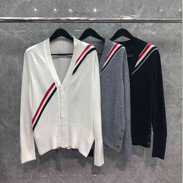 2021 fashion tb thom brand sweaters men slim fit v-neck cardigans clothing striped solid wool spring and autumn casual coat, White;black
2021 fashion tb thom brand sweaters men slim fit v-neck cardigans clothing striped solid wool spring and autumn casual coat, White;black